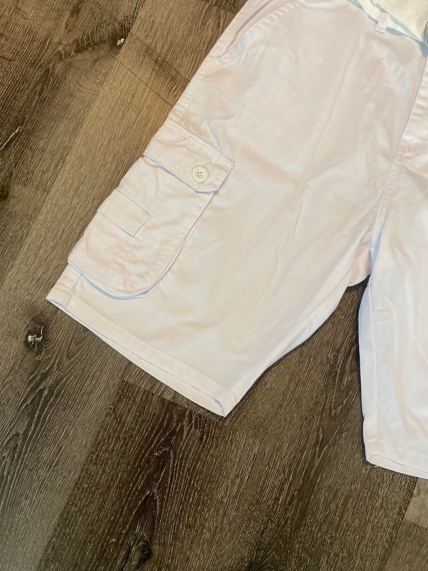 Men’s khaki cargo shorts